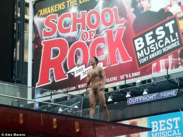 35D2FF7500000578-3668095-The_man_danced_