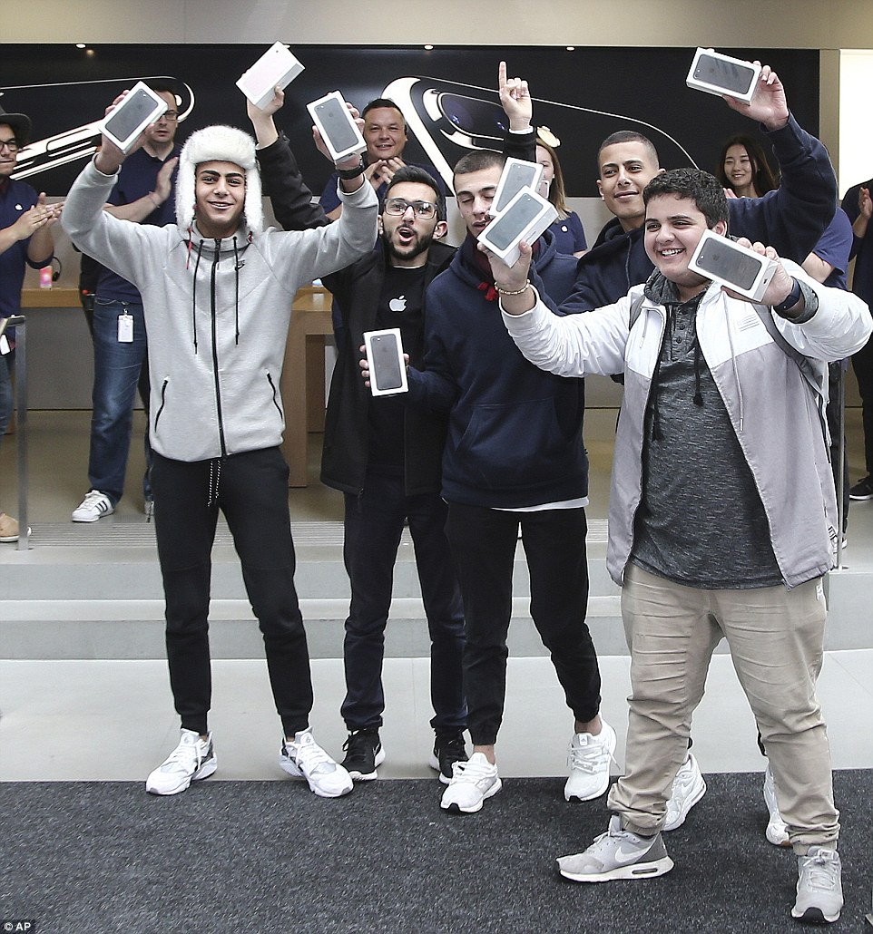 386A079600000578-3792024-The_first_group