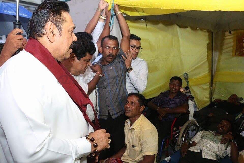 Mahinda_met_disable_soldiers.jpg