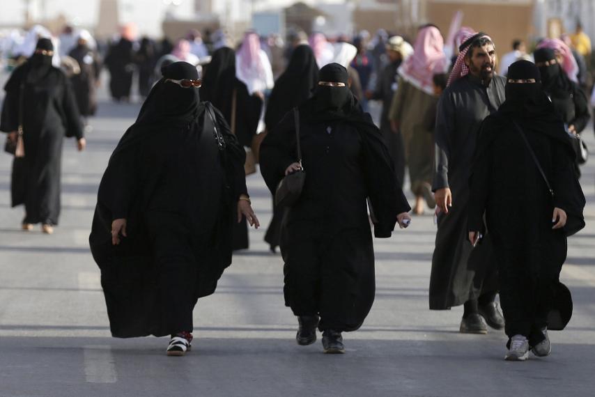 saudi-women-attend-cultural-festival-nea