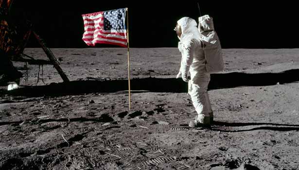 201705241018079570_Neil-Armstrongs-moon-
