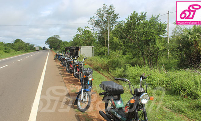 தடம்புரண்டது மோட்டார் சைக்கிளுடன் சென்ற வாகனம்