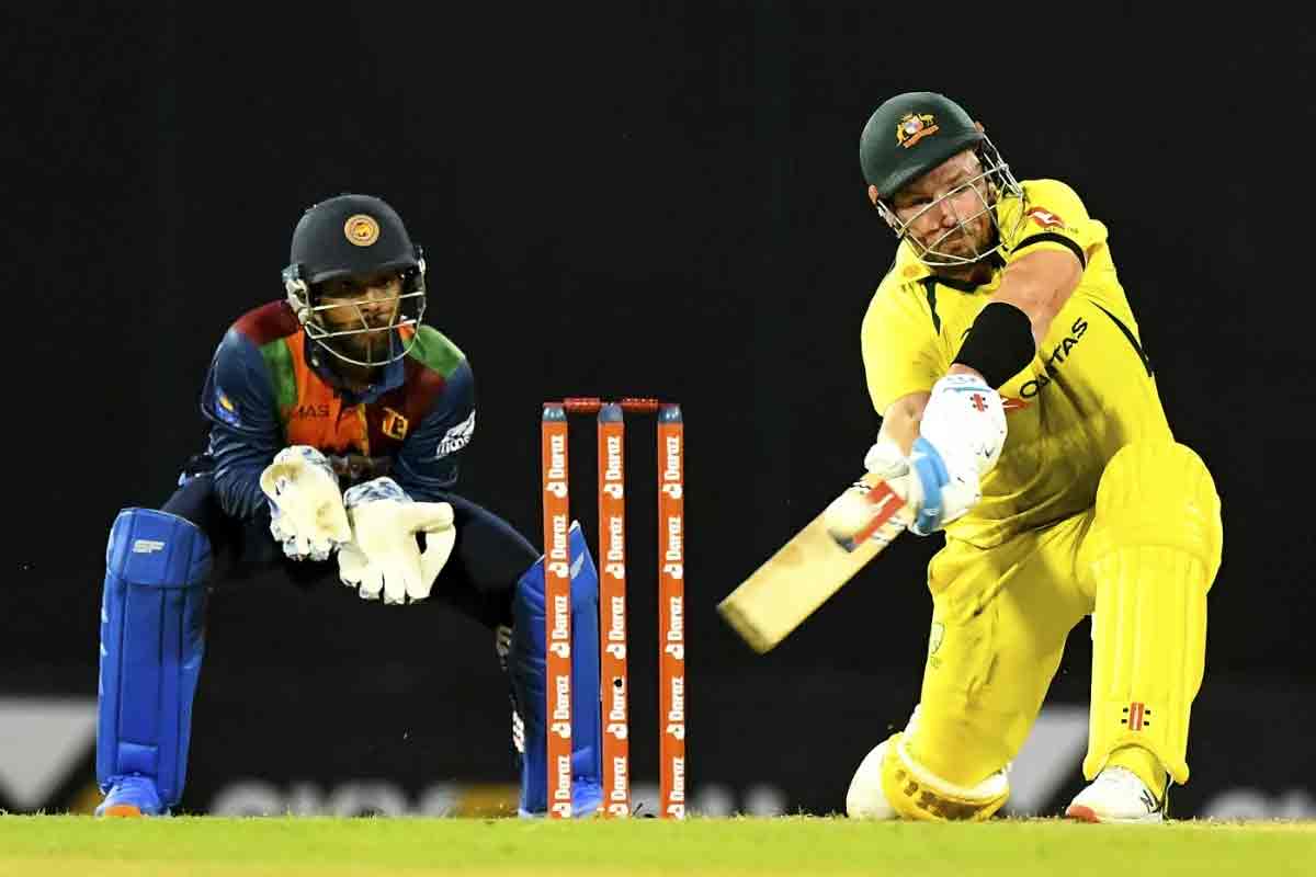 Aaron-Finch-hit-four-sixes-in-his-knock_
