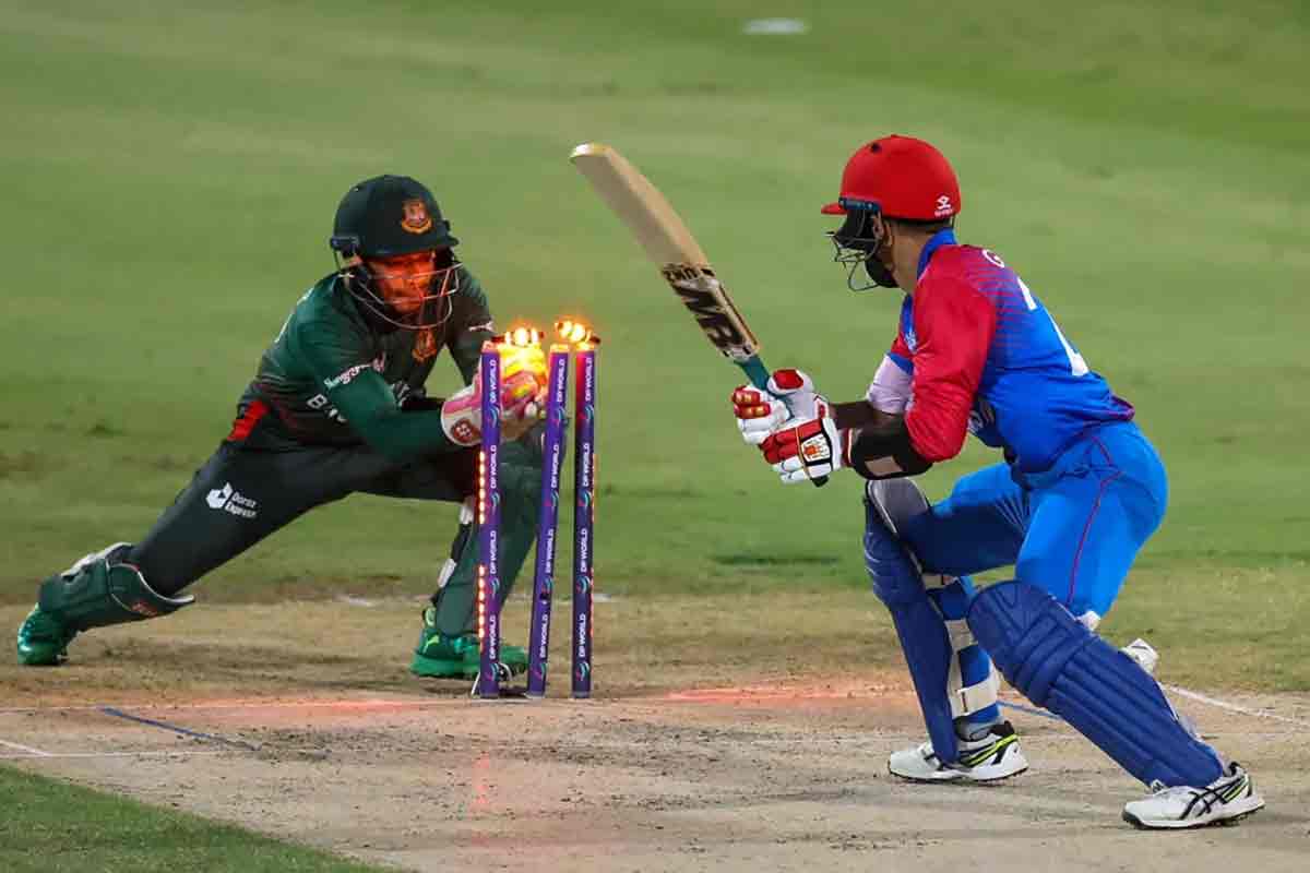 Mushfiqur-Rahim-stumps-Rahmanullah-Gurba