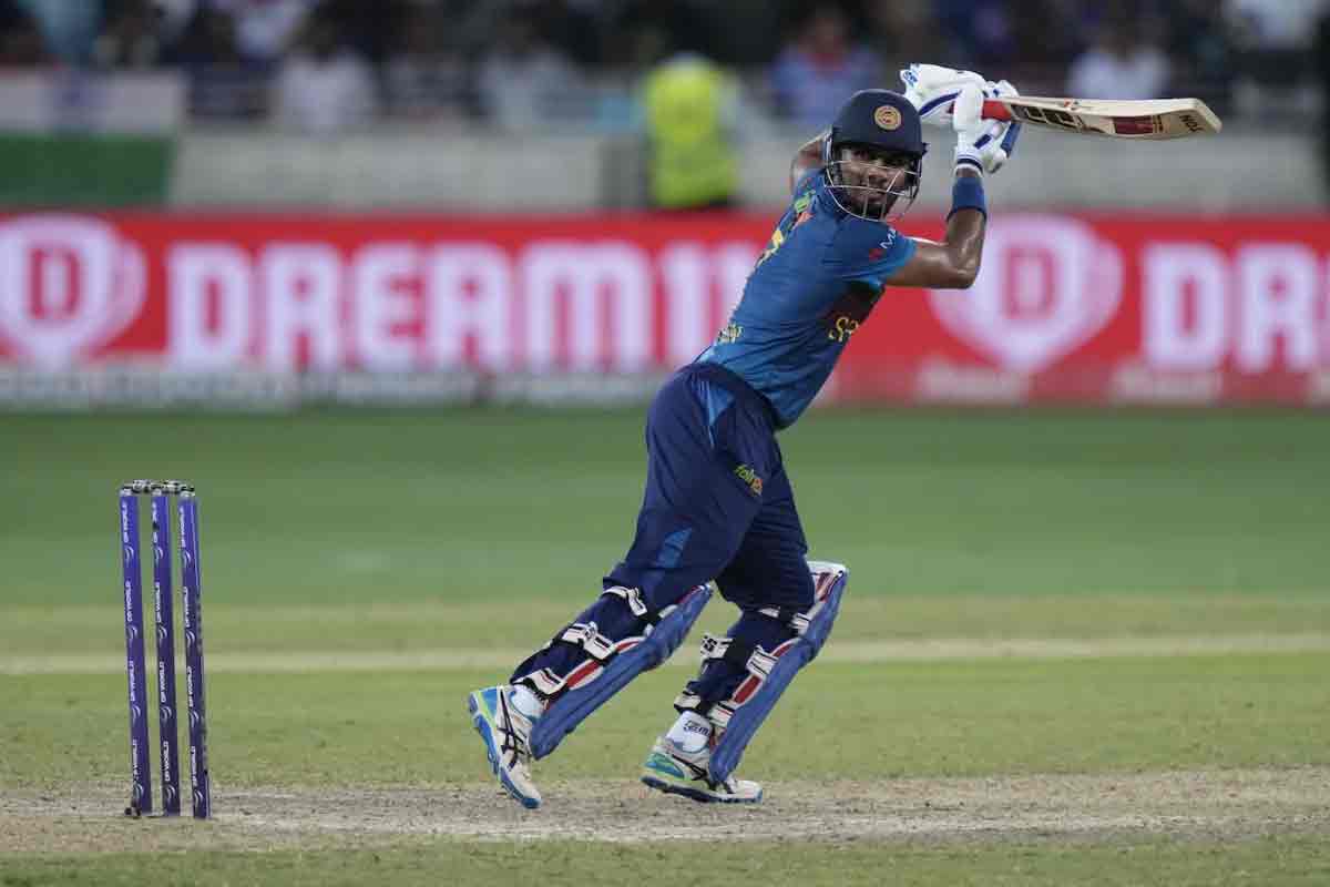 Dasun-Shanaka-plays-the-ball-fine-on-the