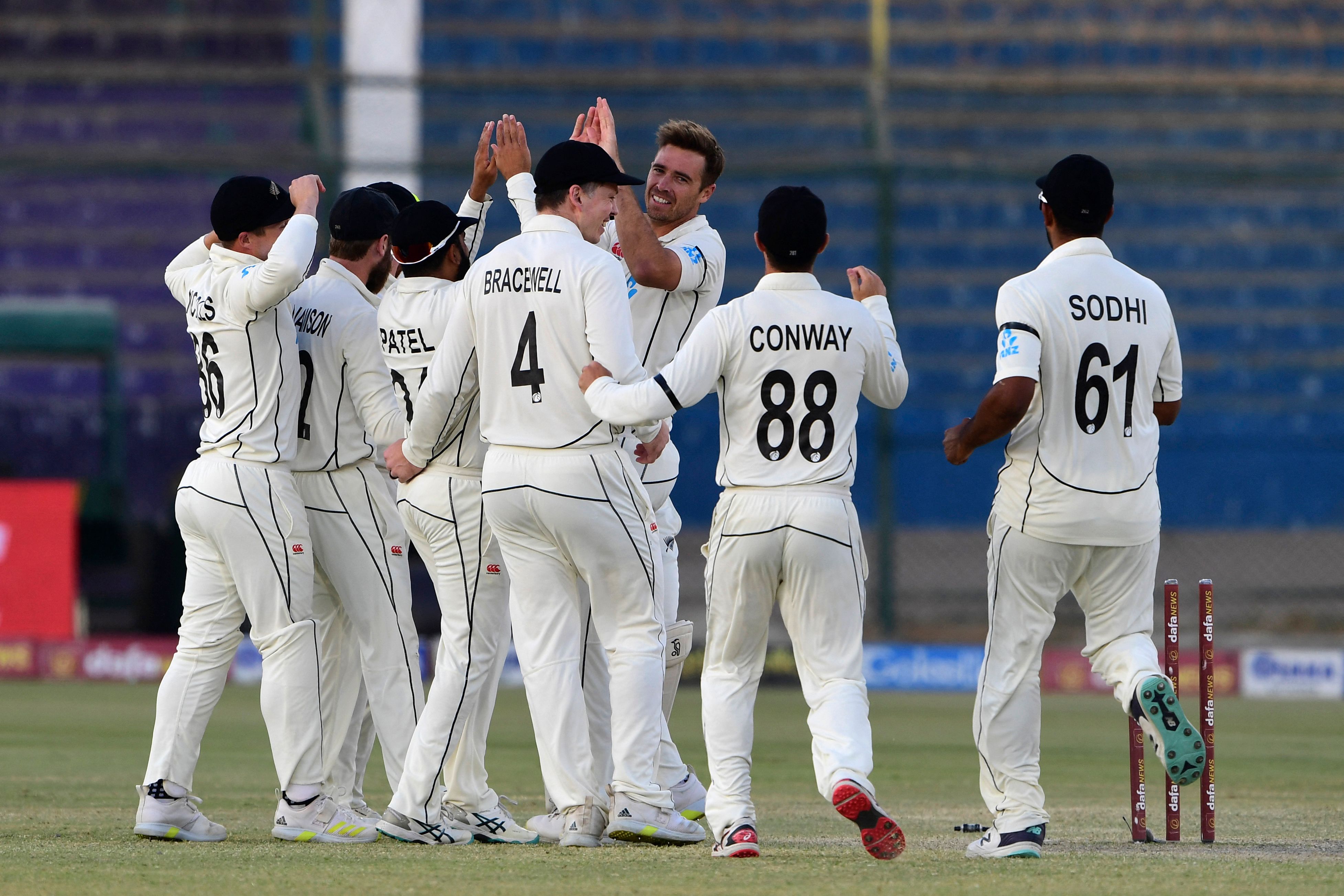 0501_nz_players_celebrate_the_wicket.jpg