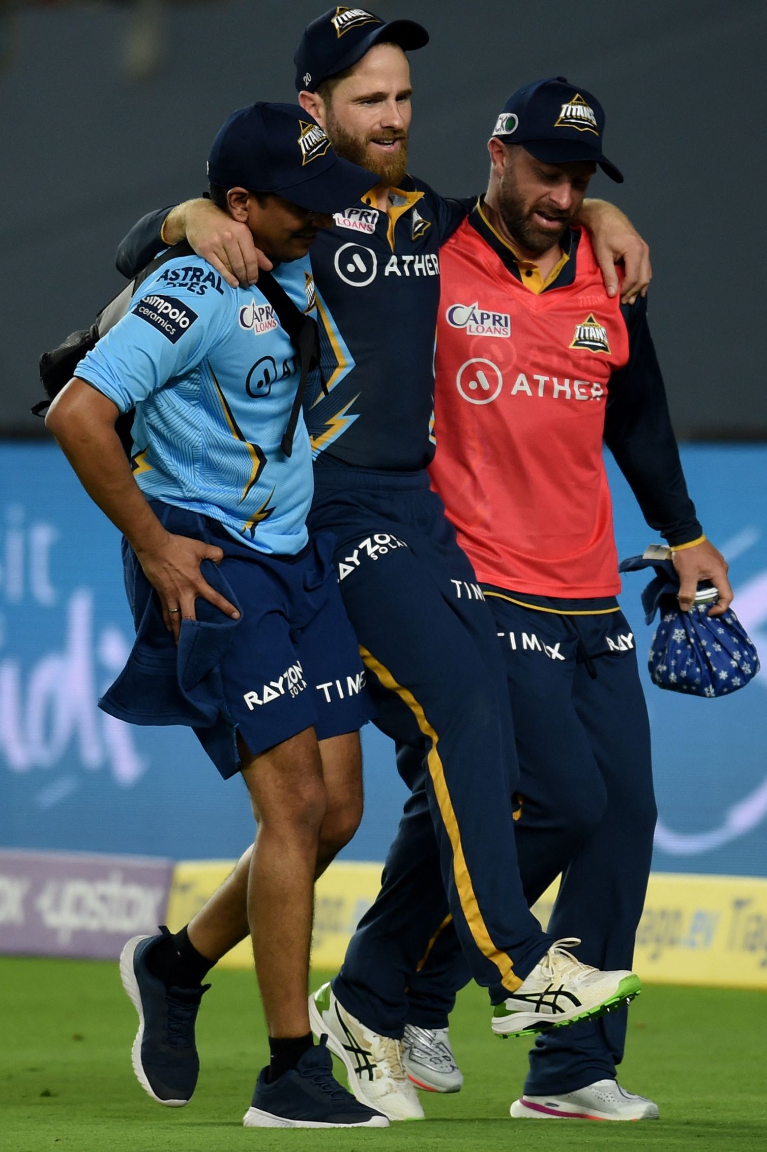 kane_williamson_limping_after_right_knee