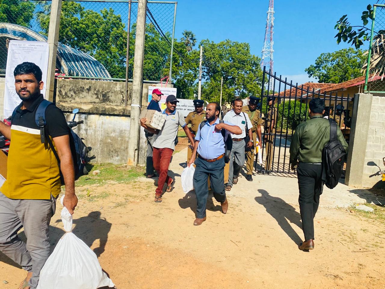 பொது தேர்தல்: மட்டக்களப்பு, உள்ளிட்ட மாவட்டங்களுக்கு வாக்குப் பெட்டிகள் அனுப்பி வைப்பு 1 https://www.ilakku.org/wp-content/uploads/2021/08/cropped-Google_Logo.png WhatsApp Image 2024 11 13 at 09.16.26 1 பொது தேர்தல்: மட்டக்களப்பு, உள்ளிட்ட மாவட்டங்களுக்கு வாக்குப் பெட்டிகள் அனுப்பி வைப்பு