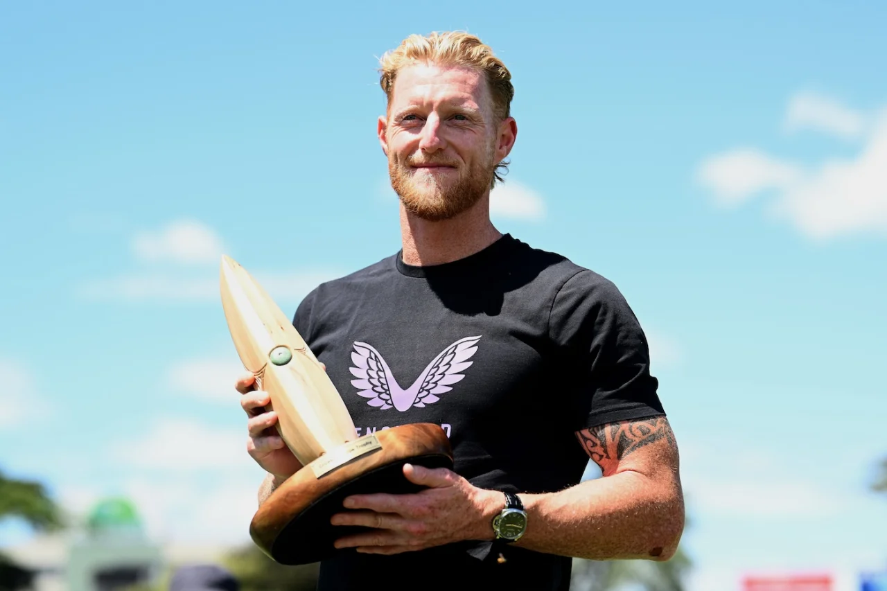 1712_ben_stokes_with_crow_-_thorpe_troph