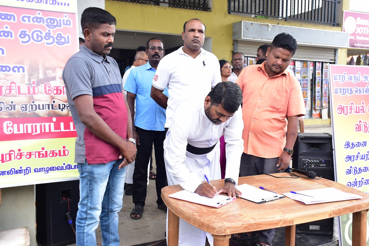 DSC 0480 மன்னாரில் அரசியல் கைதிகளின் விடுதலையை வலியுறுத்தி கையெழுத்துப் போராட்டம்