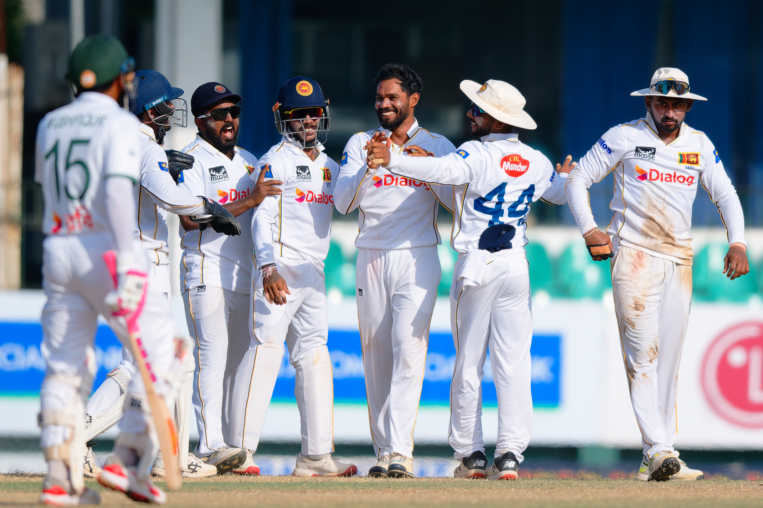 Copy_of_Dhananjaya_de_Silva_and_team_cel