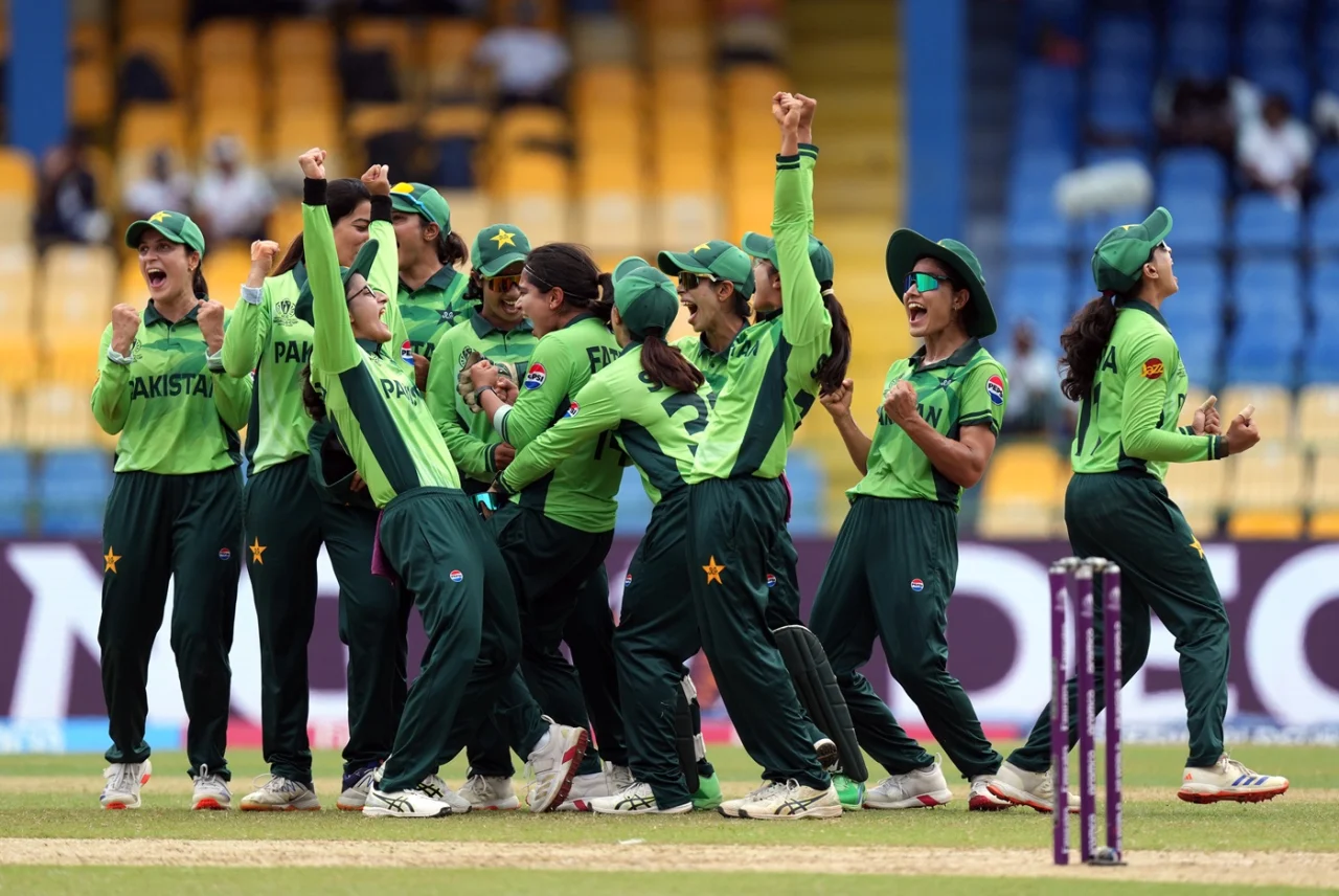 1510_pak_celebrate_a_wkt_vs_eng.png