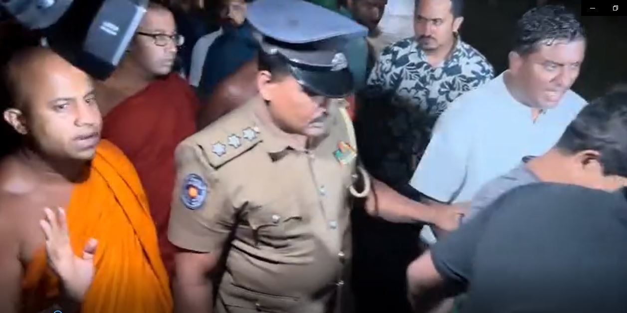 ஞானசார தேரரின் விடுதலை கோரி போராட்டத்தில் ஈடுபட்ட பிக்குகளுக்கு அருகில் ...
